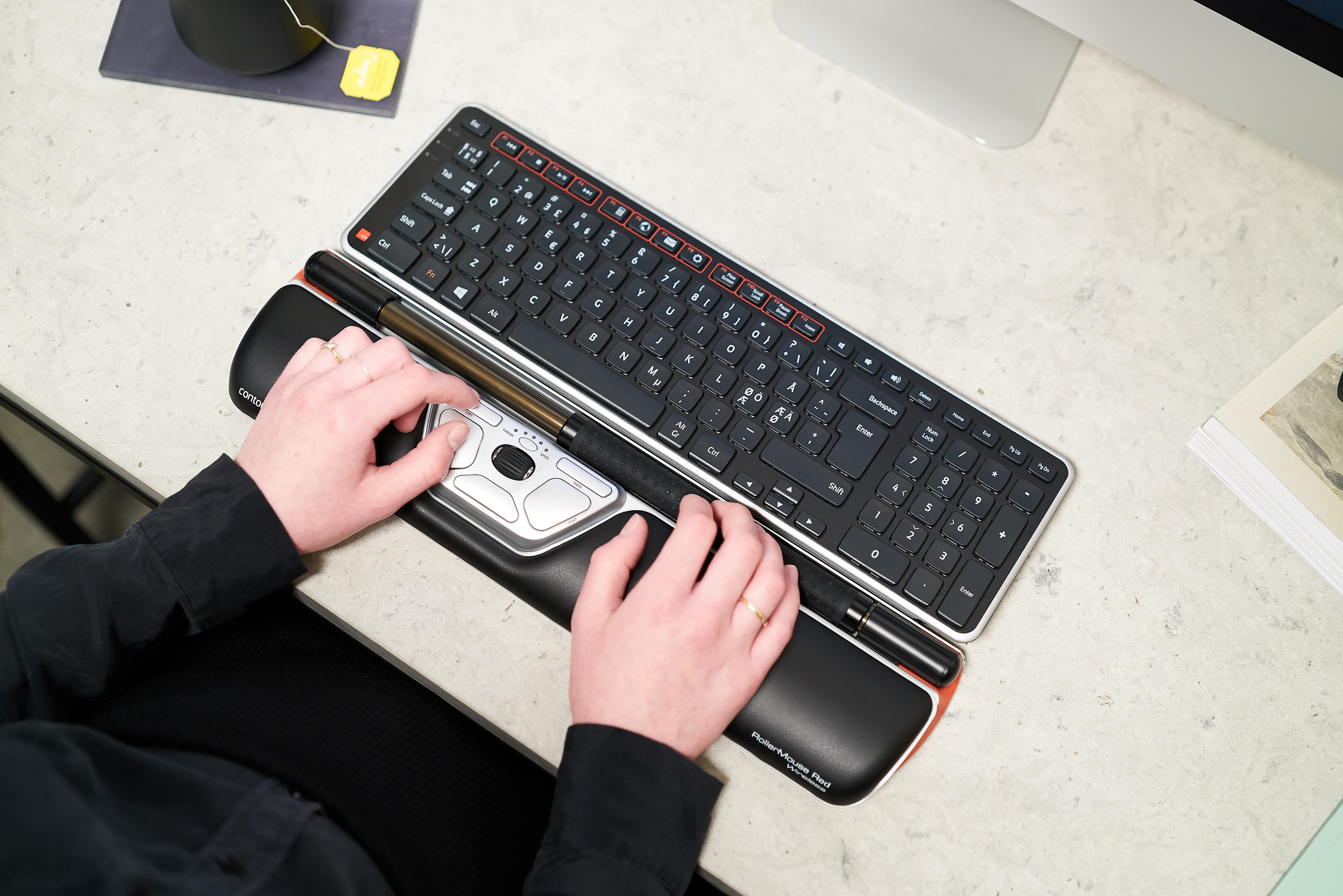 souris centrale avec repose poignet contour design rollermouse